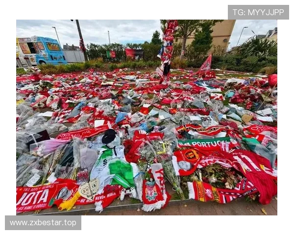 利物浦球迷在安菲尔德球场外献花悼念若塔兄弟心碎时刻